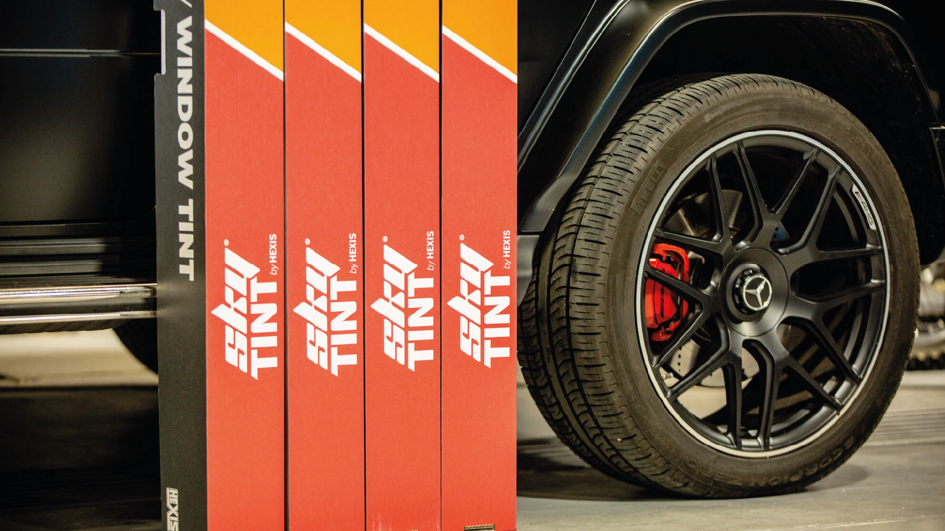 Doos met rollen zelfklevende HEXIS-folie uit het SKYTINT-gamma met Mercedes-band