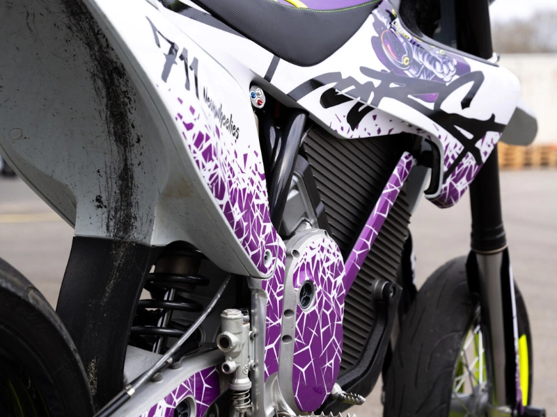 Motorfiets met gepersonaliseerde folieset