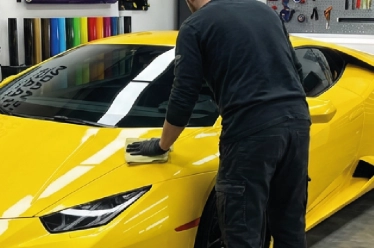 Come prendersi cura del car wrapping e preservarne la bellezza nel tempo